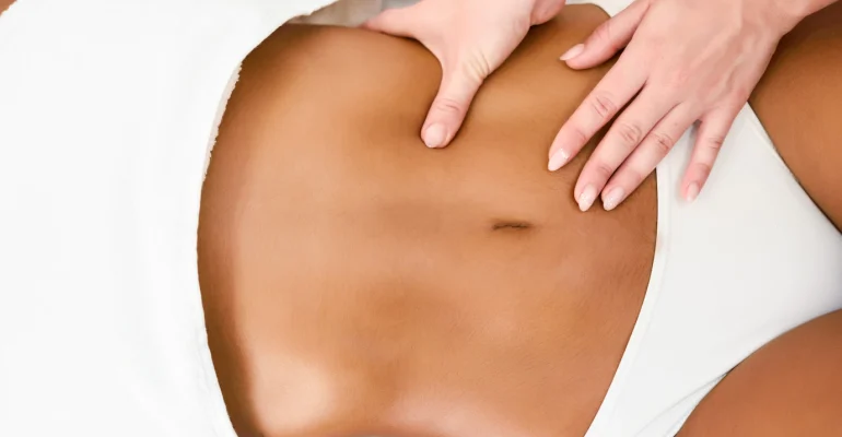 mujer-que-recibe-masaje-abdomen-centro-spa-spa_1139-1712.jpg