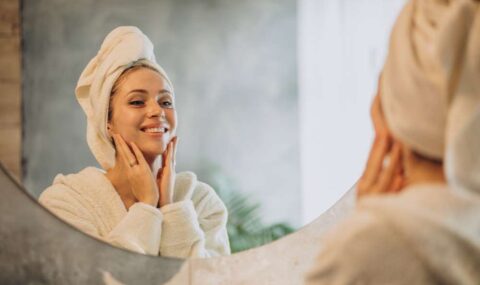 mujer-casa-aplicando-mascarilla-crema