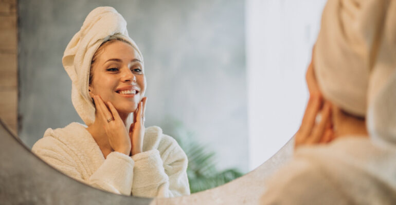 mujer-casa-aplicando-mascarilla-crema