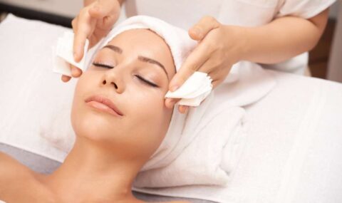 mujer-atractiva-recibiendo-procedimientos-belleza-facial-salon-spa