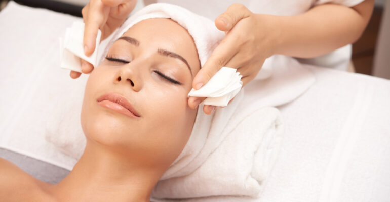 mujer-atractiva-recibiendo-procedimientos-belleza-facial-salon-spa