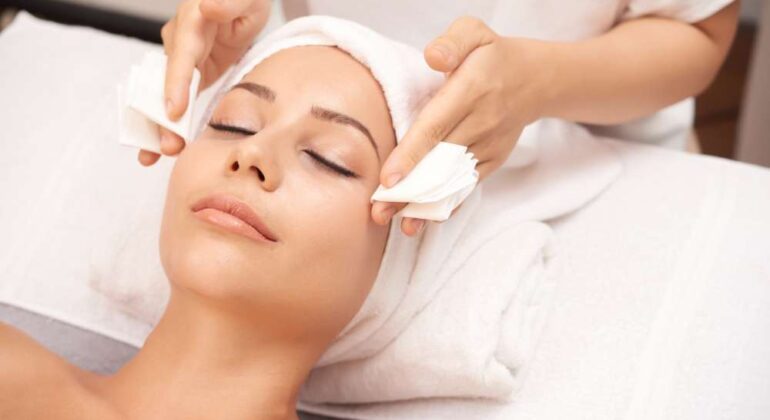 mujer-atractiva-recibiendo-procedimientos-belleza-facial-salon-spa